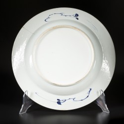 Een porseleinen schotel gedecoreerd met antiquiteiten en bloemen. China, Qianglong.