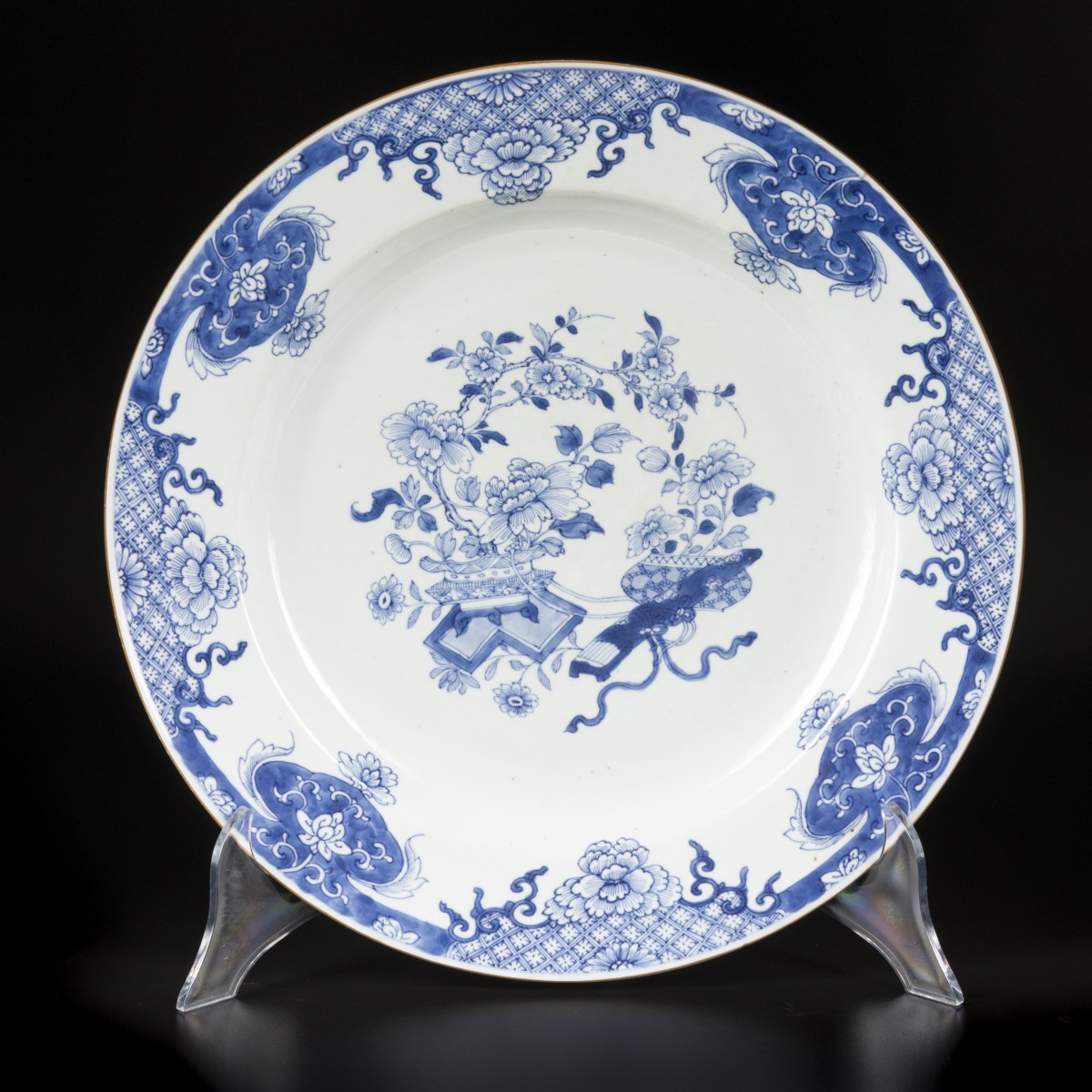 Een porseleinen schotel gedecoreerd met antiquiteiten en bloemen. China, Qianglong.