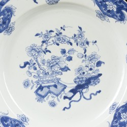 Een porseleinen schotel gedecoreerd met antiquiteiten en bloemen. China, Qianglong.