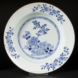 Een lot van (2) porseleinen borden met floraal decor. China, 18e eeuw.