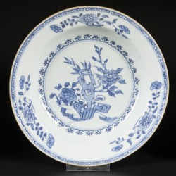 Een lot van (2) porseleinen borden met floraal decor. China, 18e eeuw.