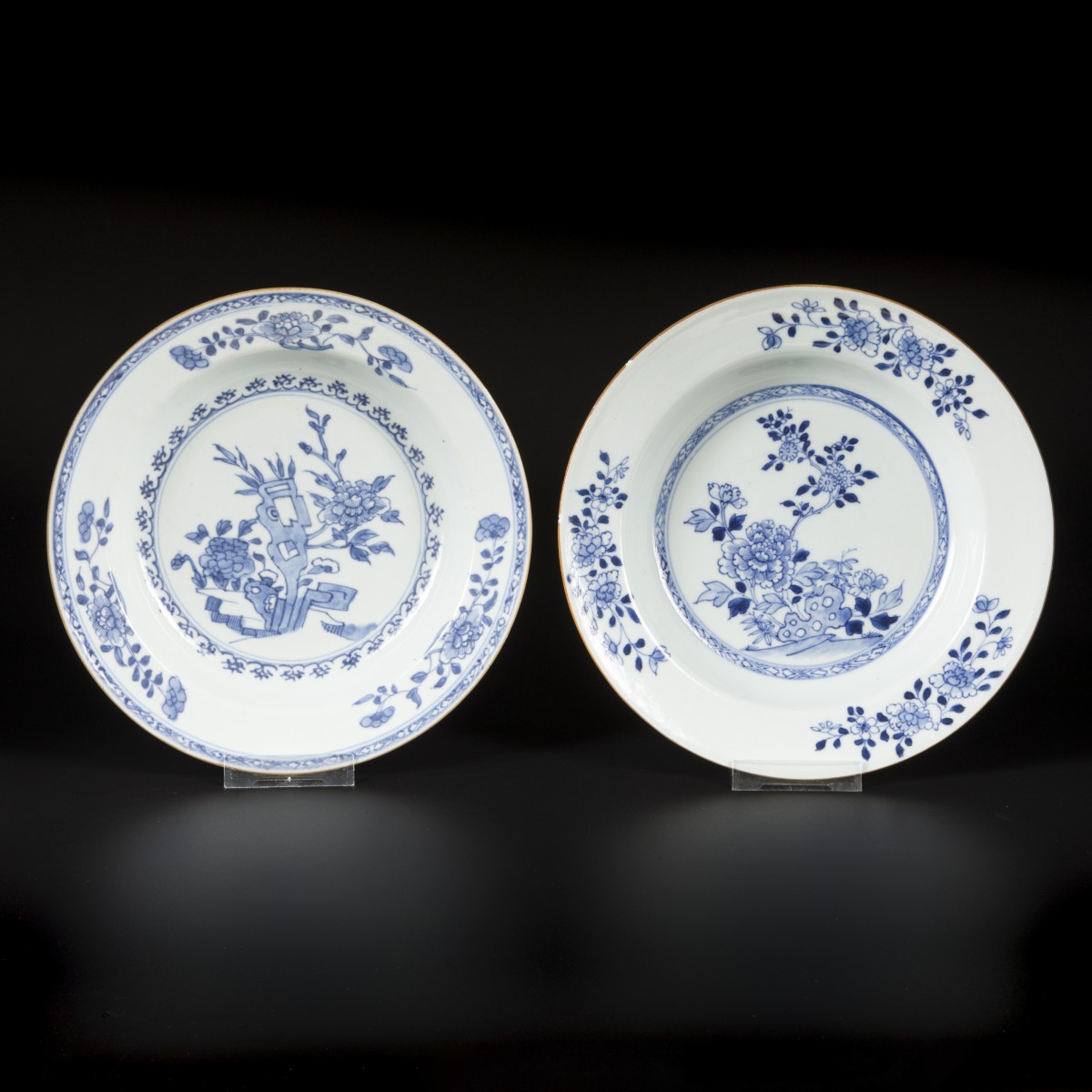 Een lot van (2) porseleinen borden met floraal decor. China, 18e eeuw.