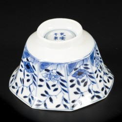 Een lot divers porselein bestaande uit onder andere kop en schotels met floraal decor in vakverdeling. China, 19e eeuw.