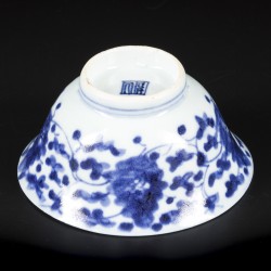 Een lot divers porselein bestaande uit onder andere kop en schotels met floraal decor in vakverdeling. China, 19e eeuw.