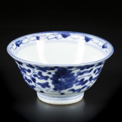 Een lot divers porselein bestaande uit onder andere kop en schotels met floraal decor in vakverdeling. China, 19e eeuw.