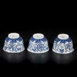 Een lot divers porselein bestaande uit onder andere kop en schotels met floraal decor in vakverdeling. China, 19e eeuw.