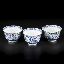Een lot divers porselein bestaande uit onder andere kop en schotels met floraal decor in vakverdeling. China, 19e eeuw.