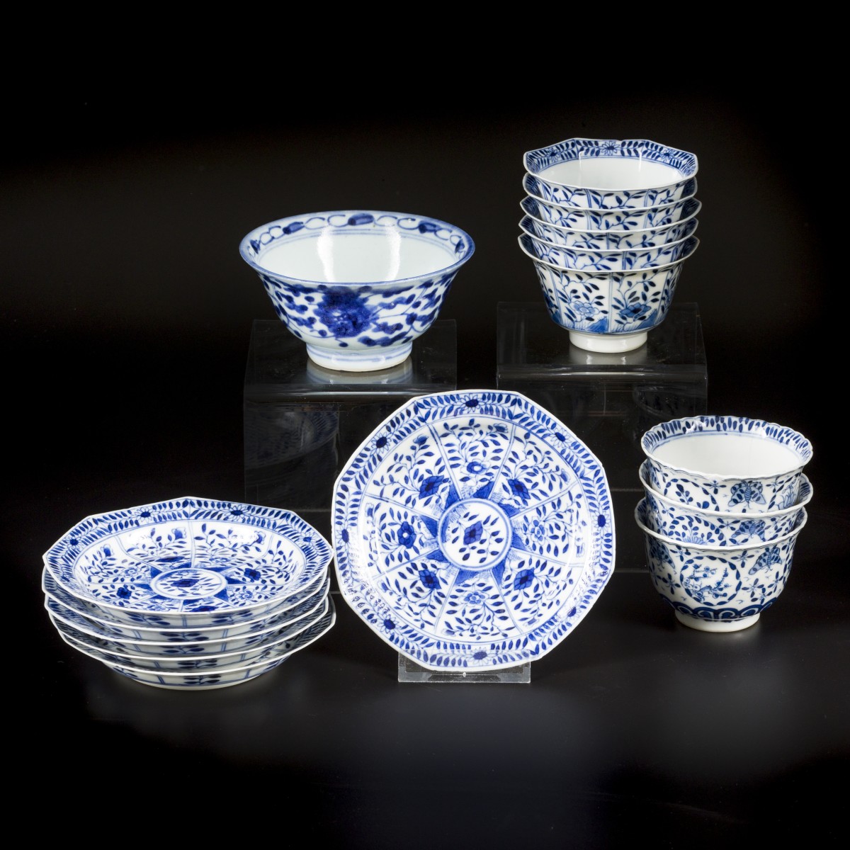 Een lot divers porselein bestaande uit onder andere kop en schotels met floraal decor in vakverdeling. China, 19e eeuw.