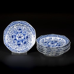 Een lot divers porselein bestaande uit onder andere kop en schotels met floraal decor in vakverdeling. China, 19e eeuw.