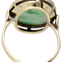 14 kt. Geelgouden vintage ring bezet met gesneden jade.