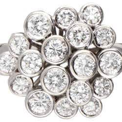 18 kt. Witgouden entourage ring bezet met ca. 1.42 ct. diamant.