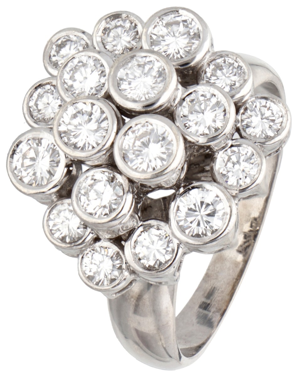 18 kt. Witgouden entourage ring bezet met ca. 1.42 ct. diamant.