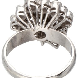 18 kt. Witgouden entourage ring bezet met ca. 1.42 ct. diamant.