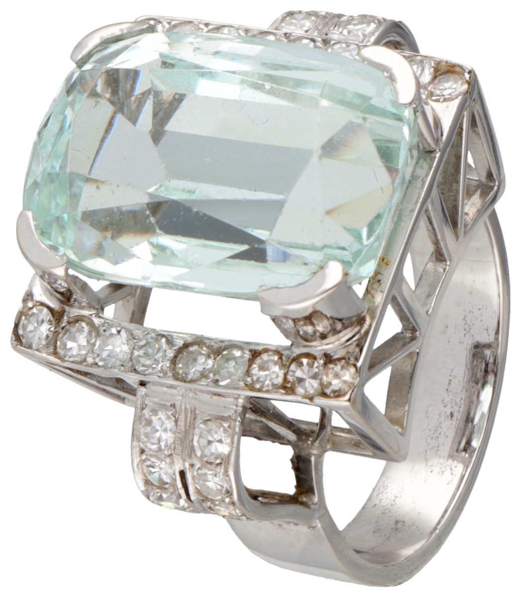 14 kt. Witgouden retro ring bezet met ca. 12.00 ct. aquamarijn en ca. 0.76 ct. diamanten.