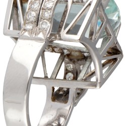 14 kt. Witgouden retro ring bezet met ca. 12.00 ct. aquamarijn en ca. 0.76 ct. diamanten.