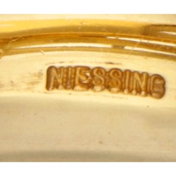 Niessing 18 kt. geelgouden gematteerde ring bezet met diamant.