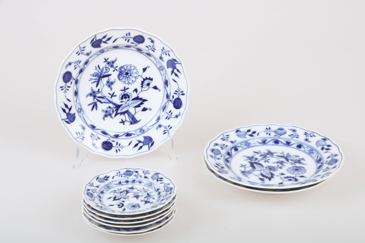 Een set van (6) porseleinen borden met zwiebelmuster decor, Meissen. midden 20e eeuw. Meissen, midden 20e eeuw.