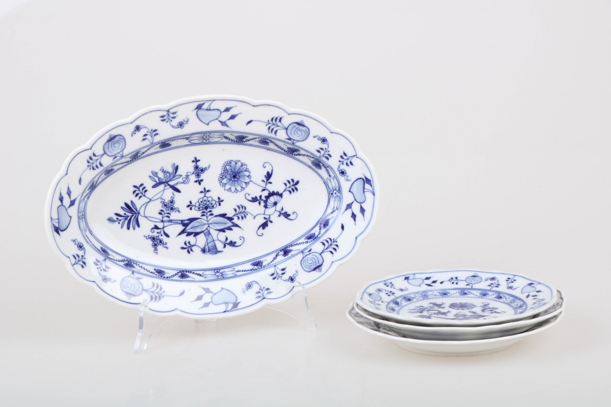 Een set van (3) porseleinen borden met zwiebelmuster decor. Meissen, midden 20e eeuw.