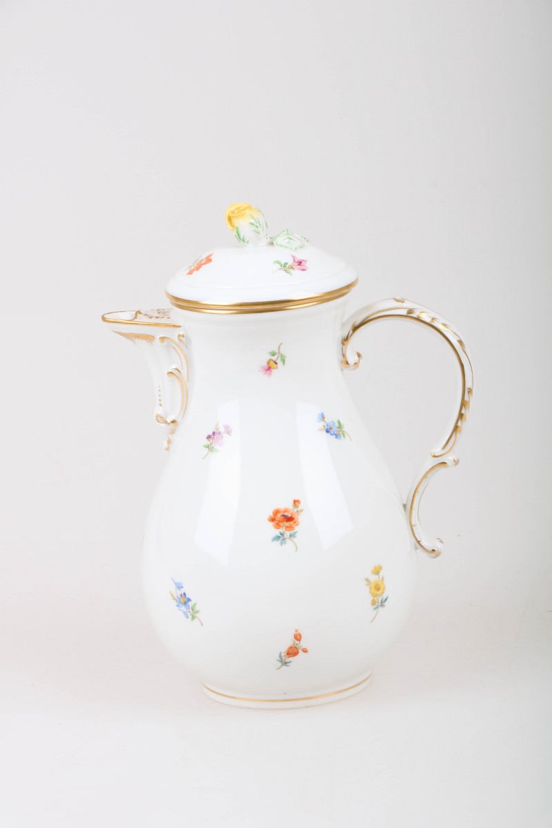 Een porseleinen koffiepot met bloemendecor. Meissen, 1e helft 20e eeuw.
