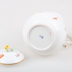 Een porseleinen koffiepot met bloemendecor. Meissen, 1e helft 20e eeuw.