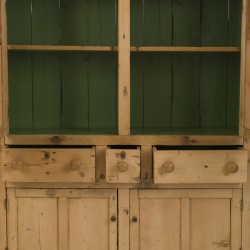 Een grenenhouten provisiekast, keukenmeubel, Duitsland(?), 1e helft 20e eeuw.