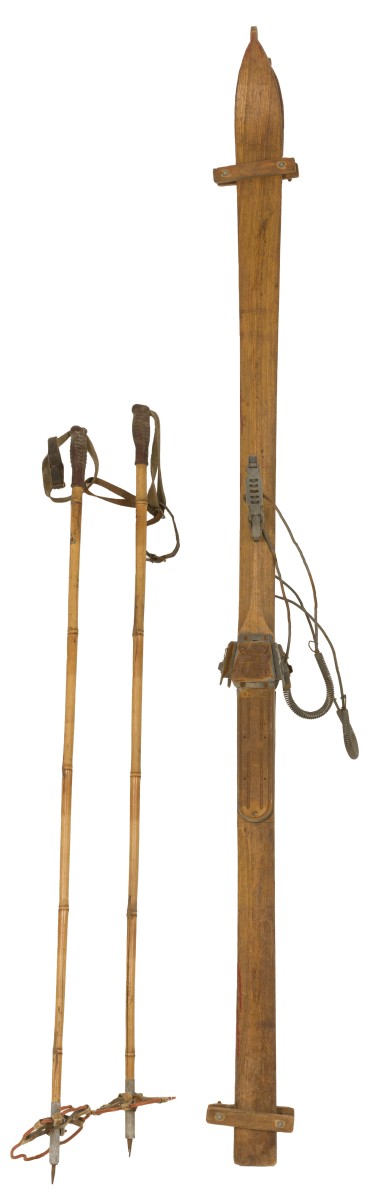 Een set ski's en skistokken, vroeg 20e eeuw.