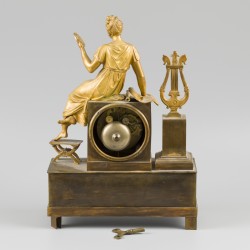 Een ormolu / vuurverguld bronzen Empire-stijl pendule, Frankrijk, 1e kwart 19e eeuw.