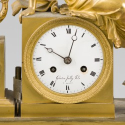 Een ormolu / vuurverguld bronzen Empire-stijl pendule, Frankrijk, 1e kwart 19e eeuw.