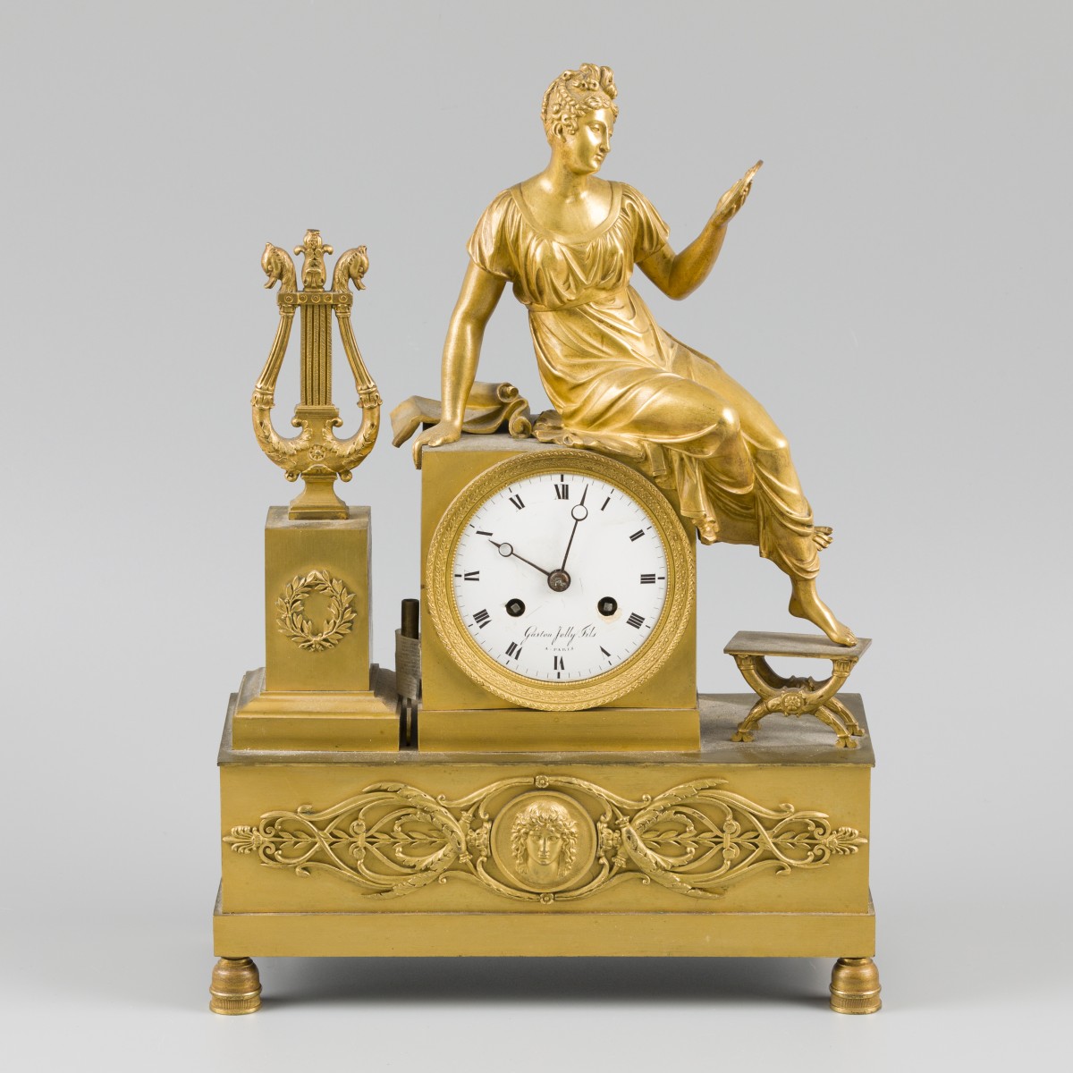Een ormolu / vuurverguld bronzen Empire-stijl pendule, Frankrijk, 1e kwart 19e eeuw.