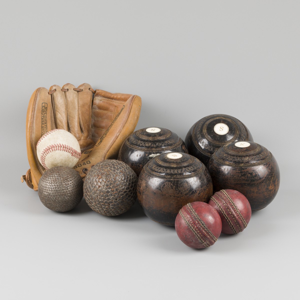 Een lot bestaande uit diverse sportballen waaronder bowls en petanque, 19e/ 20e eeuw.