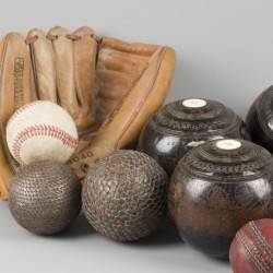 Een lot bestaande uit diverse sportballen waaronder bowls en petanque, 19e/ 20e eeuw.