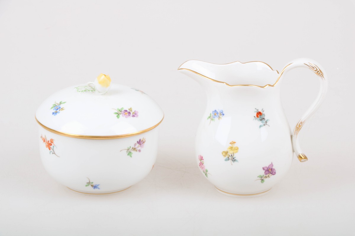 Een porseleinen roomstel met bloemendecor. Meissen, 1e helft 20e eeuw.