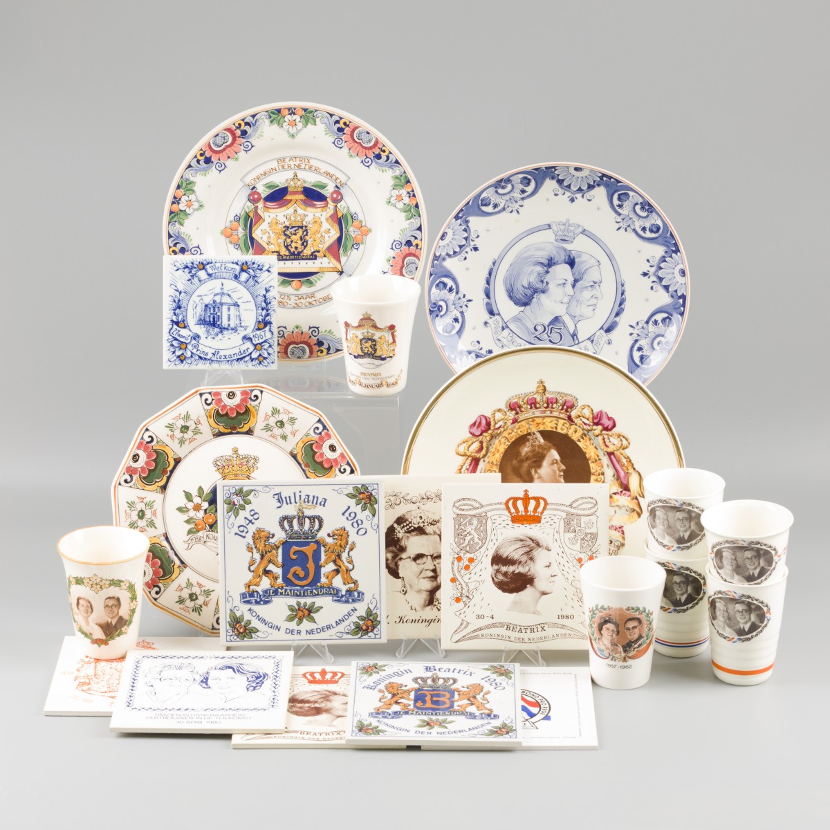 Een lot diverse koningshuis memorabilia - Van Oranje Nassau, Holland, 20e eeuw.