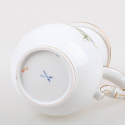 Een porseleinen koffiepot met bloemendecor. Meissen, 1e helft 20e eeuw.