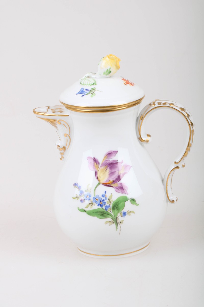 Een porseleinen koffiepot met bloemendecor. Meissen, 1e helft 20e eeuw.