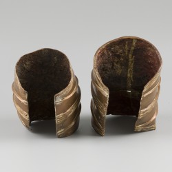 Een lot van (2) zware bronzen armbanden / betaalmiddel, West-Afrika, 19e/ 20e eeuw.