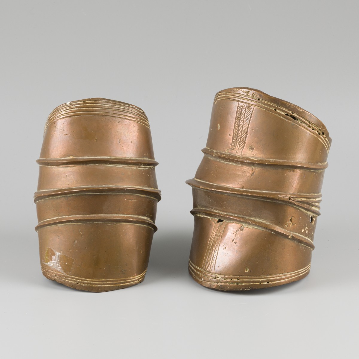 Een lot van (2) zware bronzen armbanden / betaalmiddel, West-Afrika, 19e/ 20e eeuw.