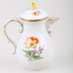 Een porseleinen koffiepot met bloemendecor. Meissen, 1e helft 20e eeuw.