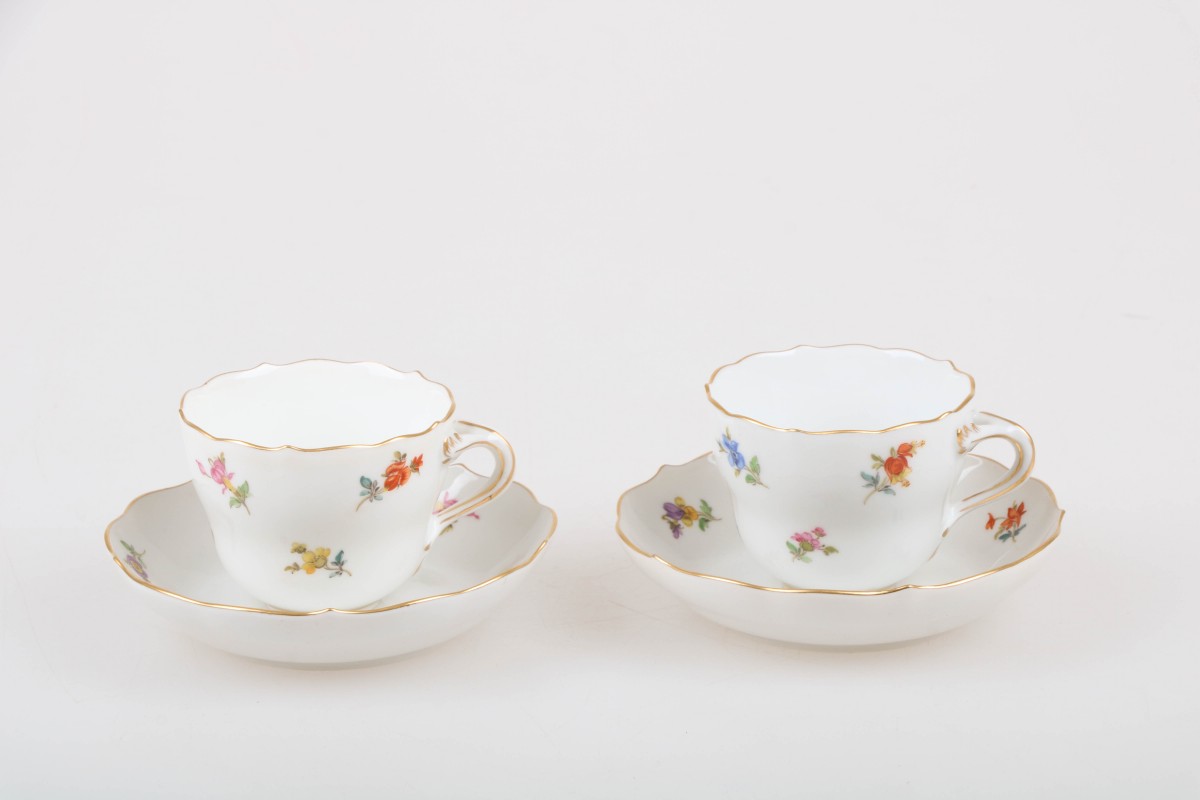 Een lot van twee porseleinen kop en schotels met bloemendecor. Meissen, 1e helft 20e eeuw.