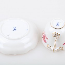 Een set van twee porseleinen kop en schotels met drakendecor. Meissen, 1e helft 20e eeuw.