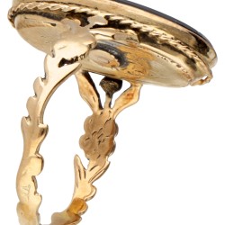 Antieke 14 kt. geelgouden ring bezet met roos geslepen diamanten in floraal patroon.