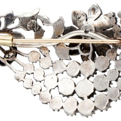 Vintage sterling zilveren bloemvormige broche bezet met roos geslepen diamant.