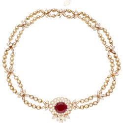 18 kt. Geelgouden collier bezet met ca. 22.70 ct. diamant en ca. 14.50 ct. natuurlijke robijn.