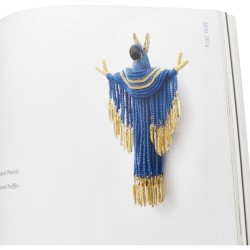 'Peace Parrot' broche door kunstenaar Felieke van der Leest, 2011.