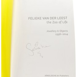 'Peace Parrot' broche door kunstenaar Felieke van der Leest, 2011.