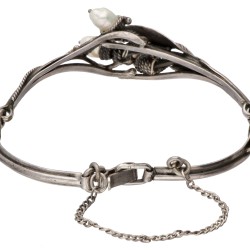 Sterling zilveren vintage armband bezet met baroque parels.