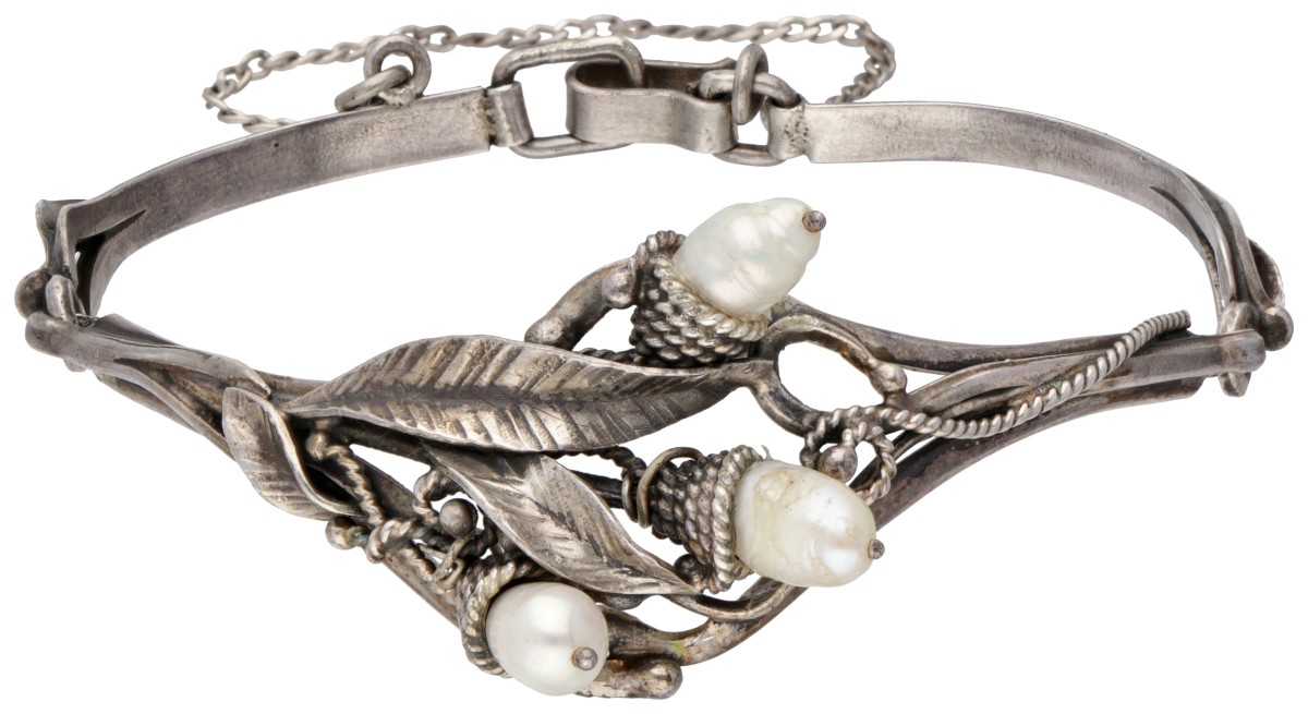 Sterling zilveren vintage armband bezet met baroque parels.