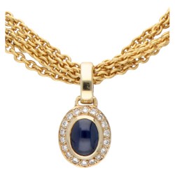 14 kt. Geelgouden collier en entourage hanger bezet met ca. 0.50 ct. natuurlijke saffier en ca. 0.18 ct. diamant.