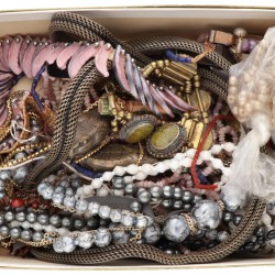 Groot lot met vintage bijouterie.