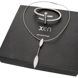 Set van Xen collier met hanger en bangle armband bezet met diamant.